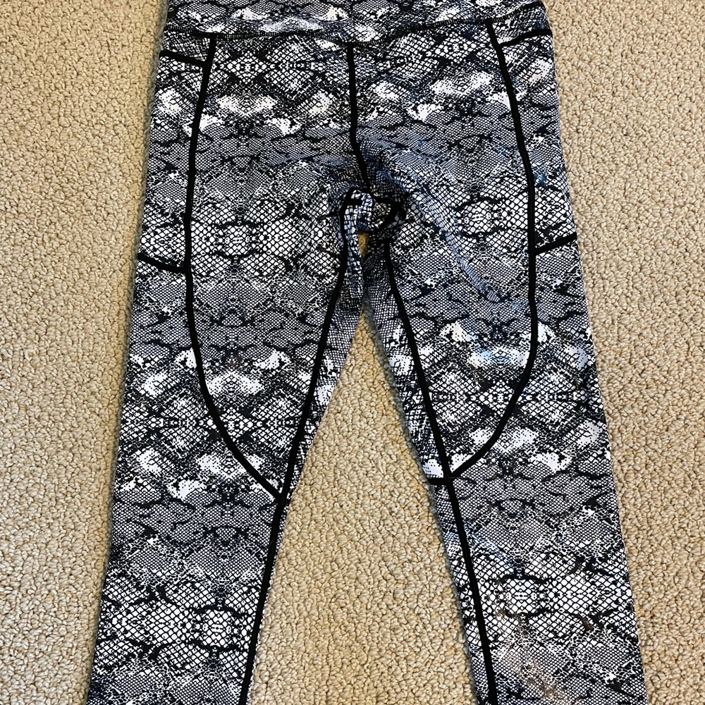 Zyia Light & Tight Capri Leggings - cobra metallic